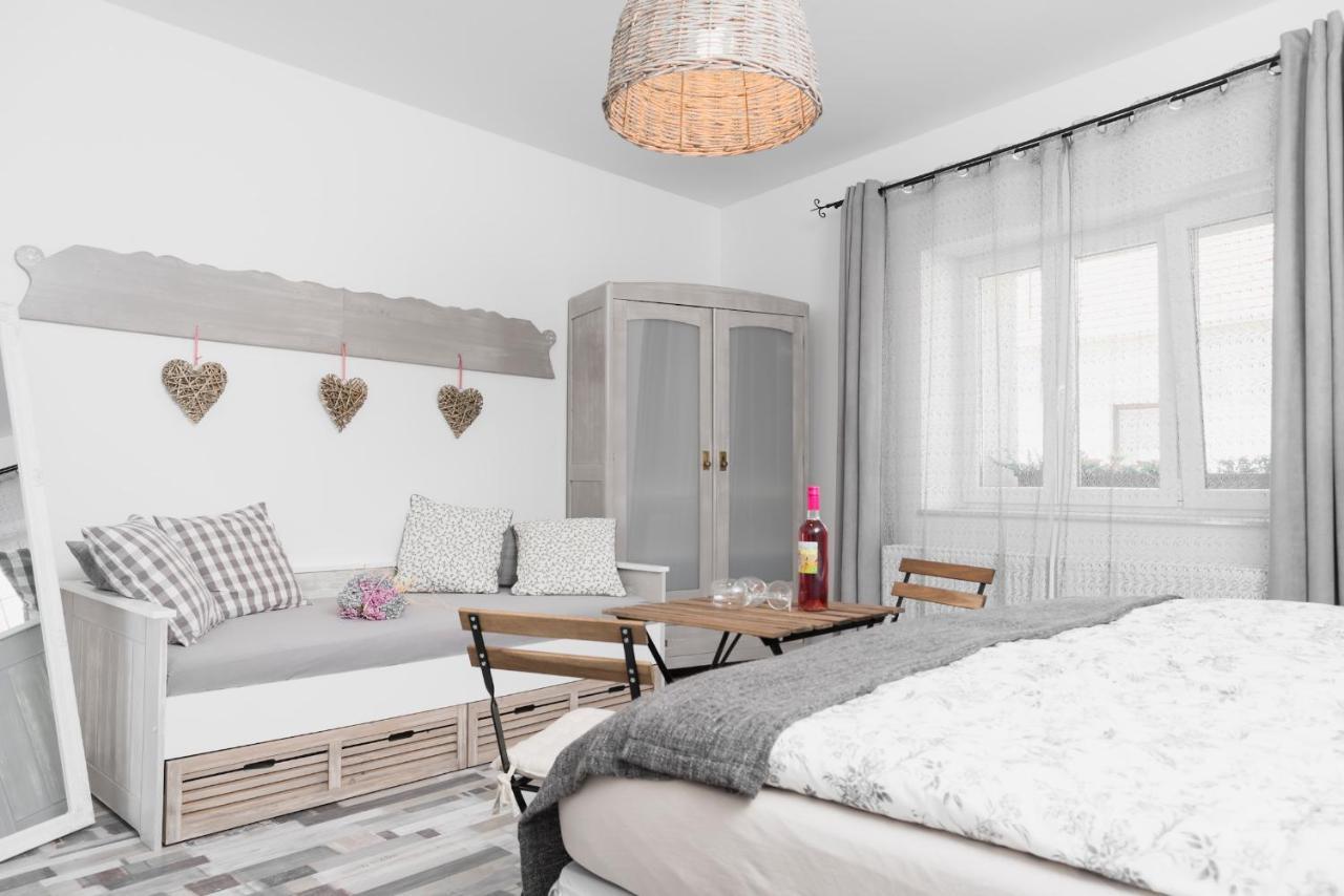 Madarlatta Vendeghaz Hotel Fertorakos Ngoại thất bức ảnh